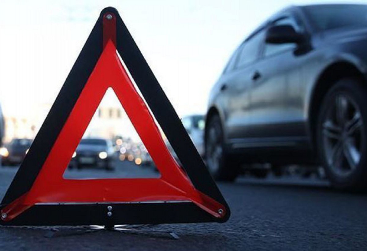 Şəmkirdə iki avtomobil toqquşub, 3 nəfər xəsarət alıb