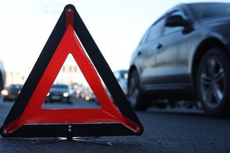 Şəmkirdə iki avtomobil toqquşub, 3 nəfər xəsarət alıb