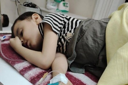 Çarəsiz ana oğlunun müalicəsi üçün kömək istəyir - FOTO