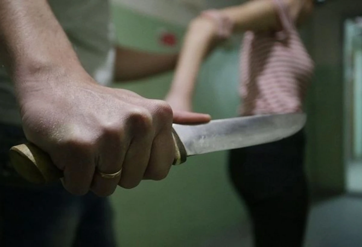 Şəmkirdə qadını ofisiant işlədiyi kafenin qarşısında qardaşı bıçaqladı