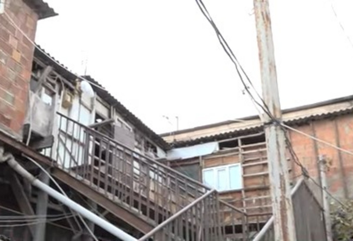 Binəqədidə TƏHLÜKƏ: İnsanlar yaşaya-yaşaya bina uçub tökülür