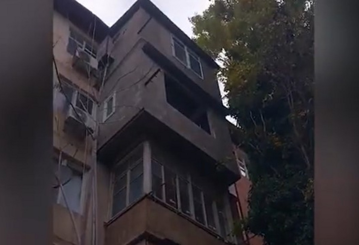 Bakıda yaşayış binasında partlayış - VİDEO