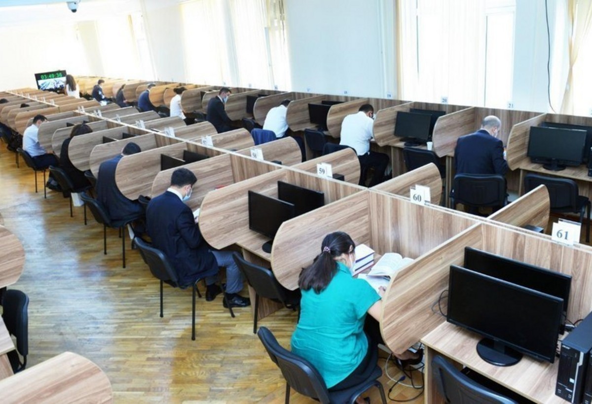 Hakimliyə namizədlərlə yazılı imtahan keçirilib