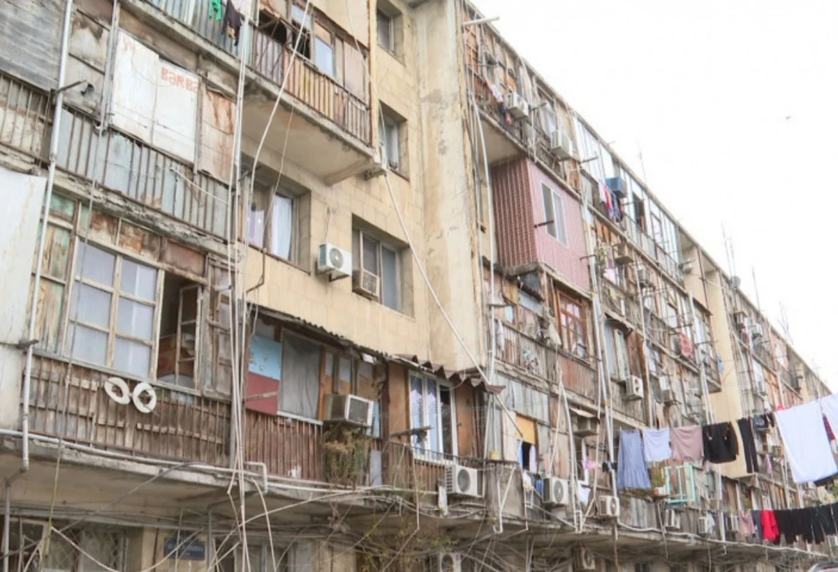 Zirzəmi su içində, divarlarda çatlar, tavan çöküb: Yataqxana qəzalı vəziyyətdə - VİDEO