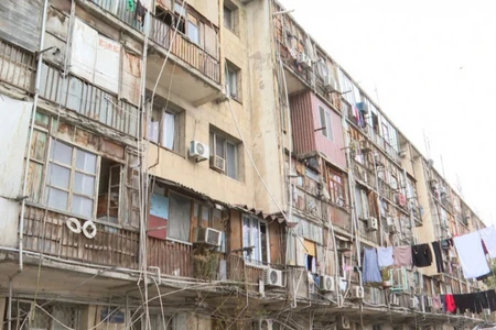 Zirzəmi su içində, divarlarda çatlar, tavan çöküb: Yataqxana qəzalı vəziyyətdə - VİDEO