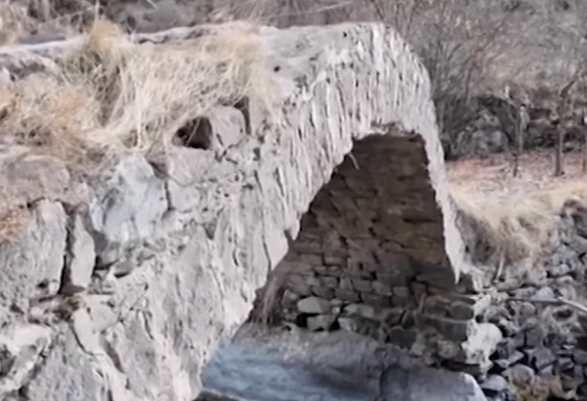 Kəlbəcərdə tarixi körpü dağılmaq üzrədir - VİDEO