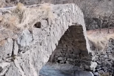 Kəlbəcərdə tarixi körpü dağılmaq üzrədir - VİDEO