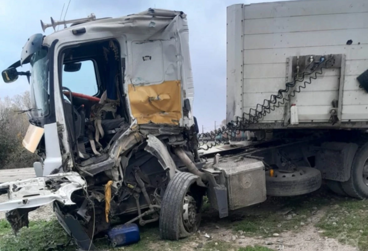 Qatar yük maşını daşıyan evakuatora çırpıldı - ŞABRANDA