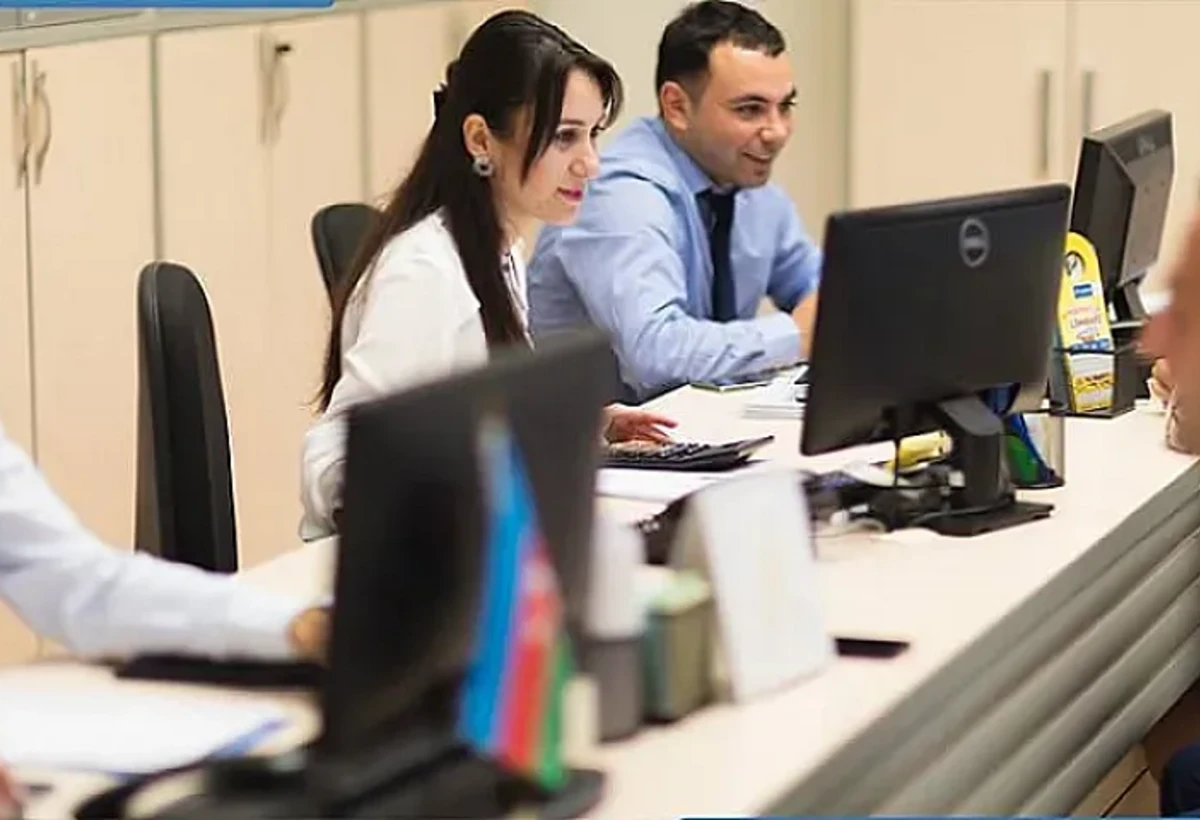 Azərbaycan banklarında nə qədər adam işləyir?