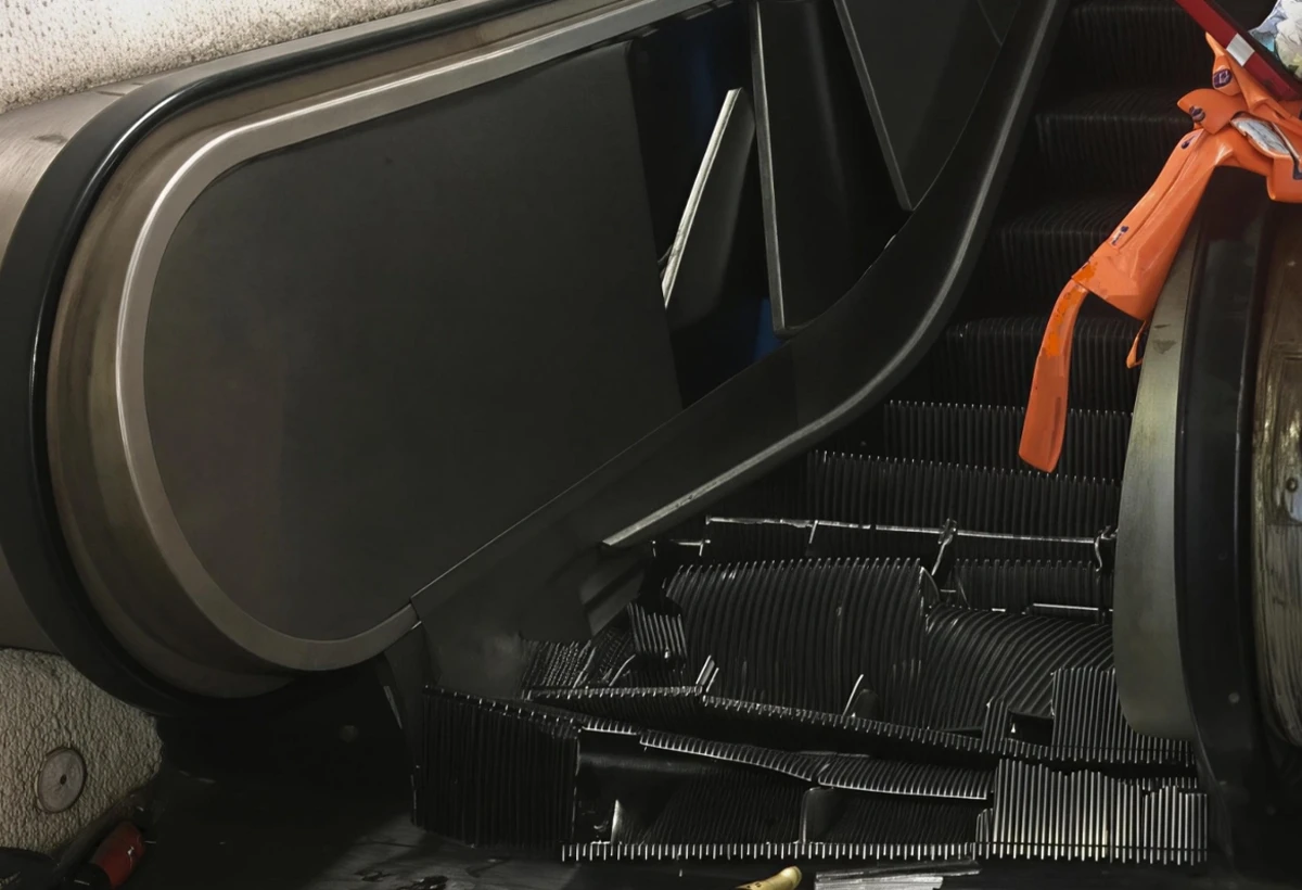 Bakıda eskalator qırıldı, qadınlar xəsarət aldı