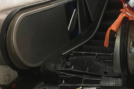 Bakıda eskalator qırıldı, qadınlar xəsarət aldı