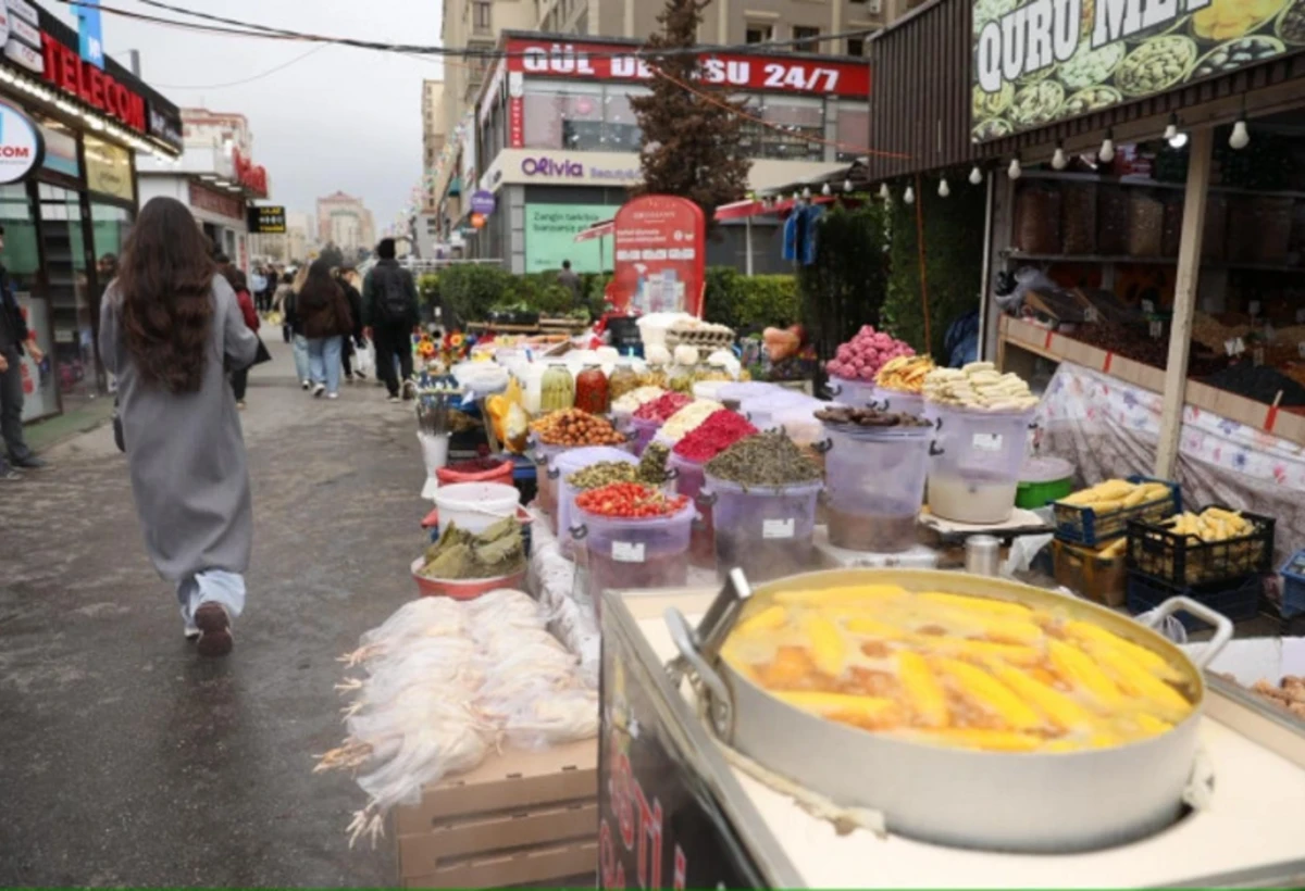 Metro yanında yüksək riskli qida məhsulları satılır - VİDEO