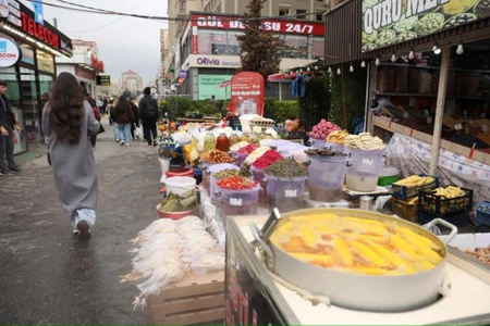Metro yanında yüksək riskli qida məhsulları satılır - VİDEO
