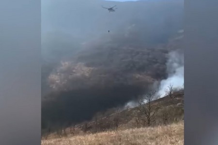 Şərqi Zəngəzurda helikopterlər yanğınla mübarizədə - VİDEO