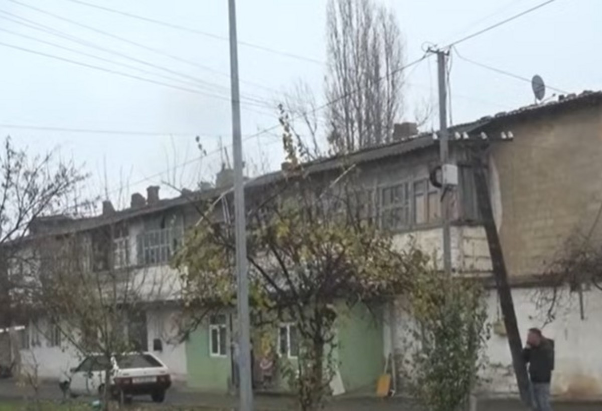 Qəzalı vəziyyətə düşən bina təhlükə saçır - VİDEO