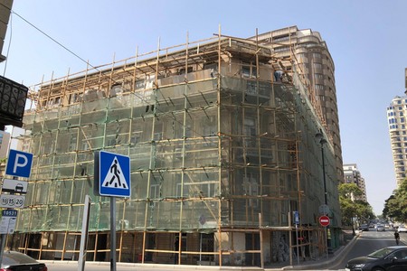 Yeni yaşayış binası tikən “VEST PARK” tarixi abidəyə zərər vurub