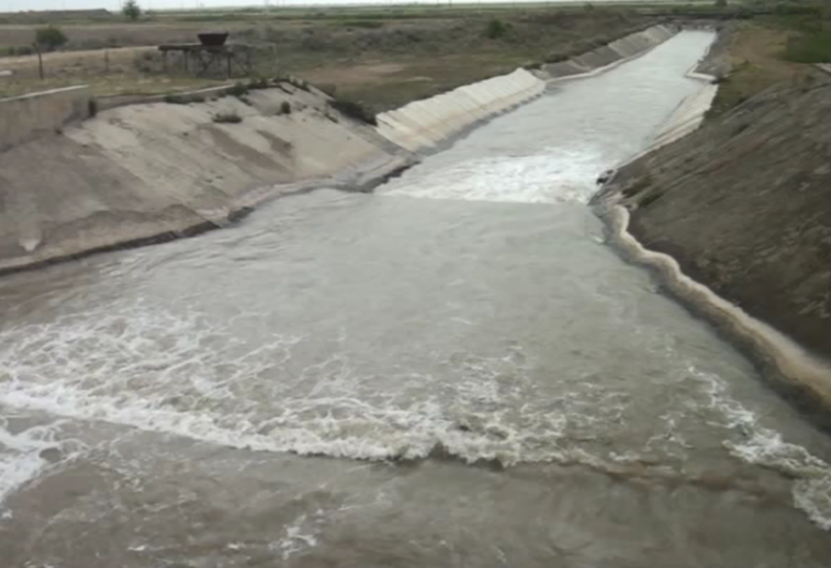 Biləsuvarda maşın kanala düşdü: 5 qohum öldü