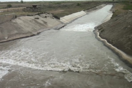 Biləsuvarda maşın kanala düşdü: 5 qohum öldü