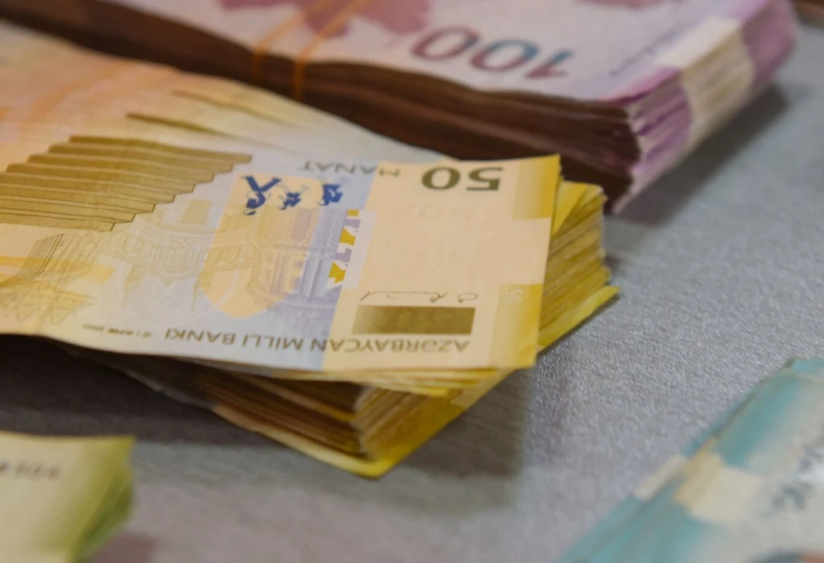 4 milyard manatdan çox pul ortalıqda qalıb