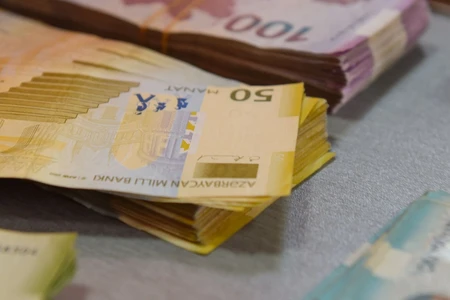 4 milyard manatdan çox pul ortalıqda qalıb