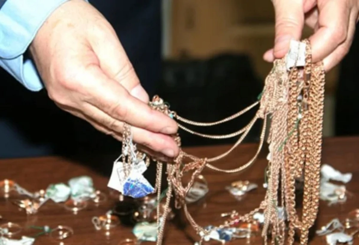 Zabratda gənc qayınatasının evindən 7 minlik qızıl oğurladı