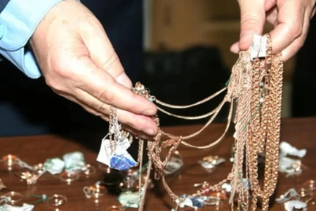 Zabratda gənc qayınatasının evindən 7 minlik qızıl oğurladı