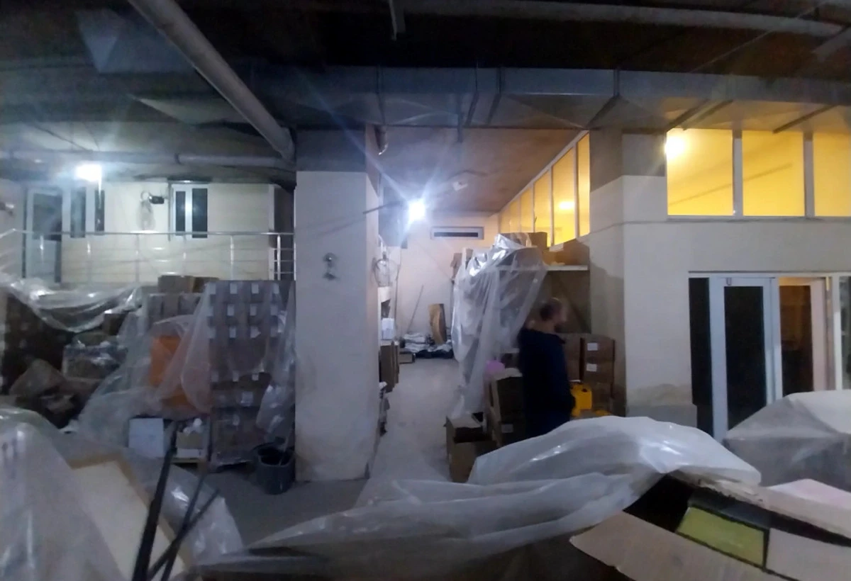 Binanın zirzəmisində yanğın təhlükəli kosmetoloji vasitələr aşkarlandı - VİDEO