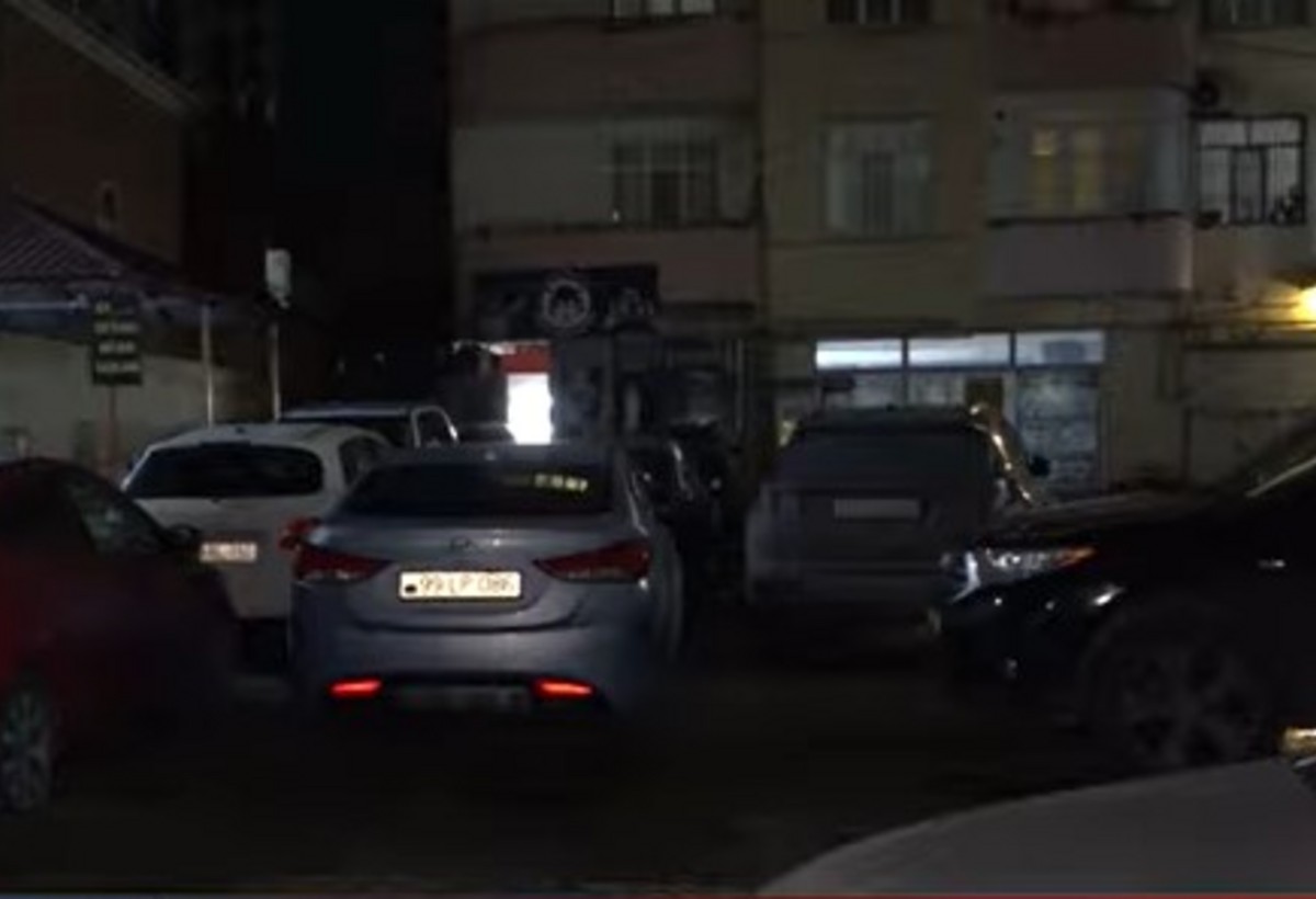 Pullu parkinq, maşınlar həyətdə, yanğınsöndürənlər girə bilmir: TƏHLÜKƏLİ DURUM - VİDEO