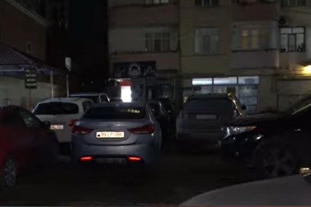 Pullu parkinq, maşınlar həyətdə, yanğınsöndürənlər girə bilmir: TƏHLÜKƏLİ DURUM - VİDEO