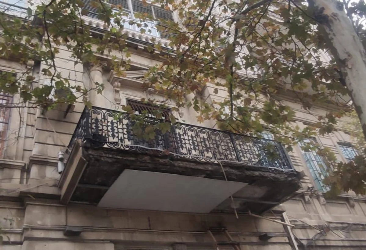 Bakıda tarixi binanın eyvanı uçub qadının üzərinə düşdü