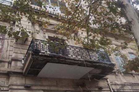 Bakıda tarixi binanın eyvanı uçub qadının üzərinə düşdü