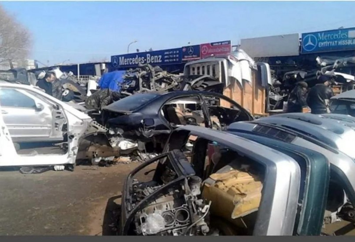 Babək prospektindəki avtomobillərin “ölüxana”sı sökülür