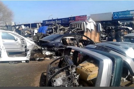 Babək prospektindəki avtomobillərin “ölüxana”sı sökülür