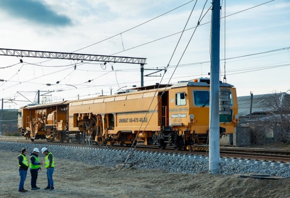 AzRusTrans səhmlərini dövriyyədən çıxarır