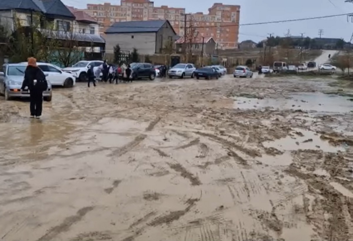 Sarayda bərbad yola görə yağışda dərsə getmirlər - VİDEO