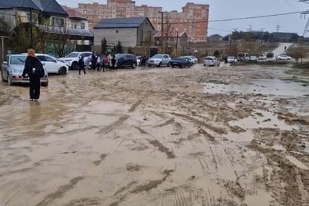 Sarayda bərbad yola görə yağışda dərsə getmirlər - VİDEO