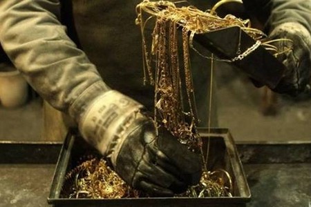 Satıcını söhbətə tutub bir çanta qızılı OĞURLADILAR