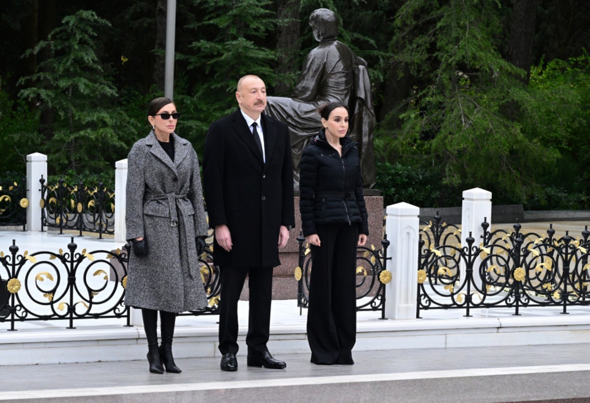 Prezident və birinci xanım Ümummilli Lider Heydər Əliyevin məzarını ziyarət ediblər