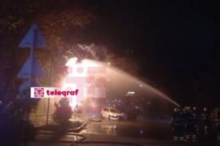 Ayıq sürücüdən dəhşətli qəza: Qaz borusu alovlandı