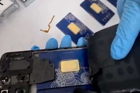 Gömrükdə mobil telefonda gizlədilmiş qızıl külçələr aşkarlanıb