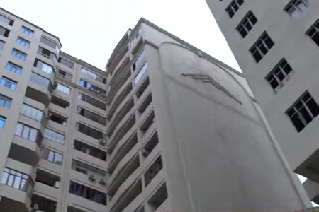Bina 10 ilə yaxındır yarımçıq vəziyyətdə, sakinlər kirayələrdə - VİDEO