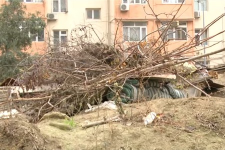 Bakıda binaların həyəti tullantı poliqonuna çevrilib - VİDEO