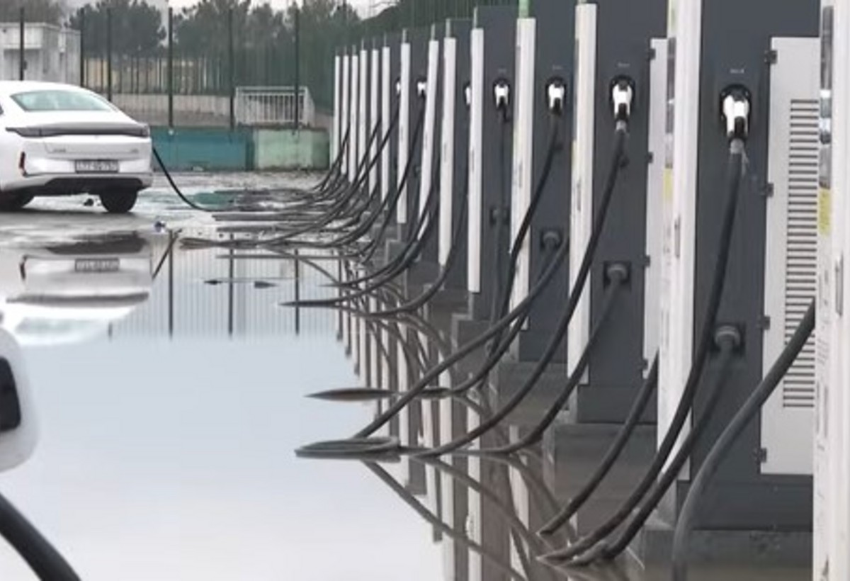 Bakıda kanalizasiya suları şarj cihazlarını yararsız vəziyyətə saldı - VİDEO