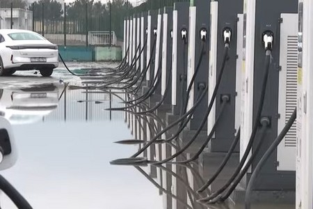 Bakıda kanalizasiya suları şarj cihazlarını yararsız vəziyyətə saldı - VİDEO