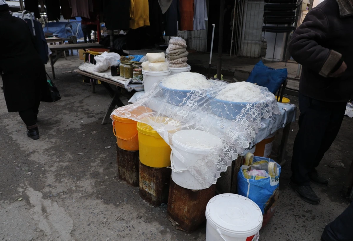 Bazarda turşu, mürəbbə, süd məhsulları antisanitar şəraitdə satılır - VİDEO