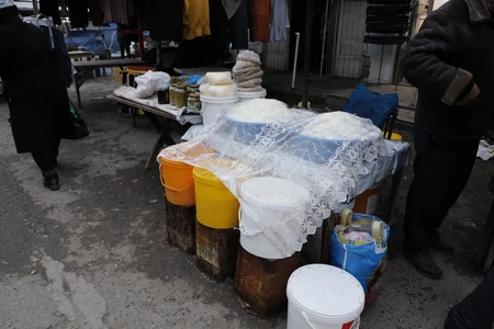 Bazarda turşu, mürəbbə, süd məhsulları antisanitar şəraitdə satılır - VİDEO