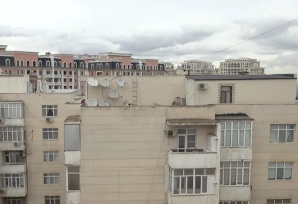 Bakıda 15 illik binanın üstünə daha bir mərtəbə əlavə edirlər - VİDEO