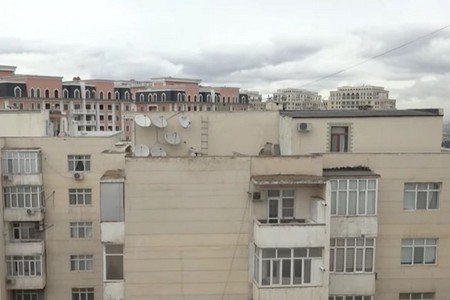 Bakıda 15 illik binanın üstünə daha bir mərtəbə əlavə edirlər - VİDEO