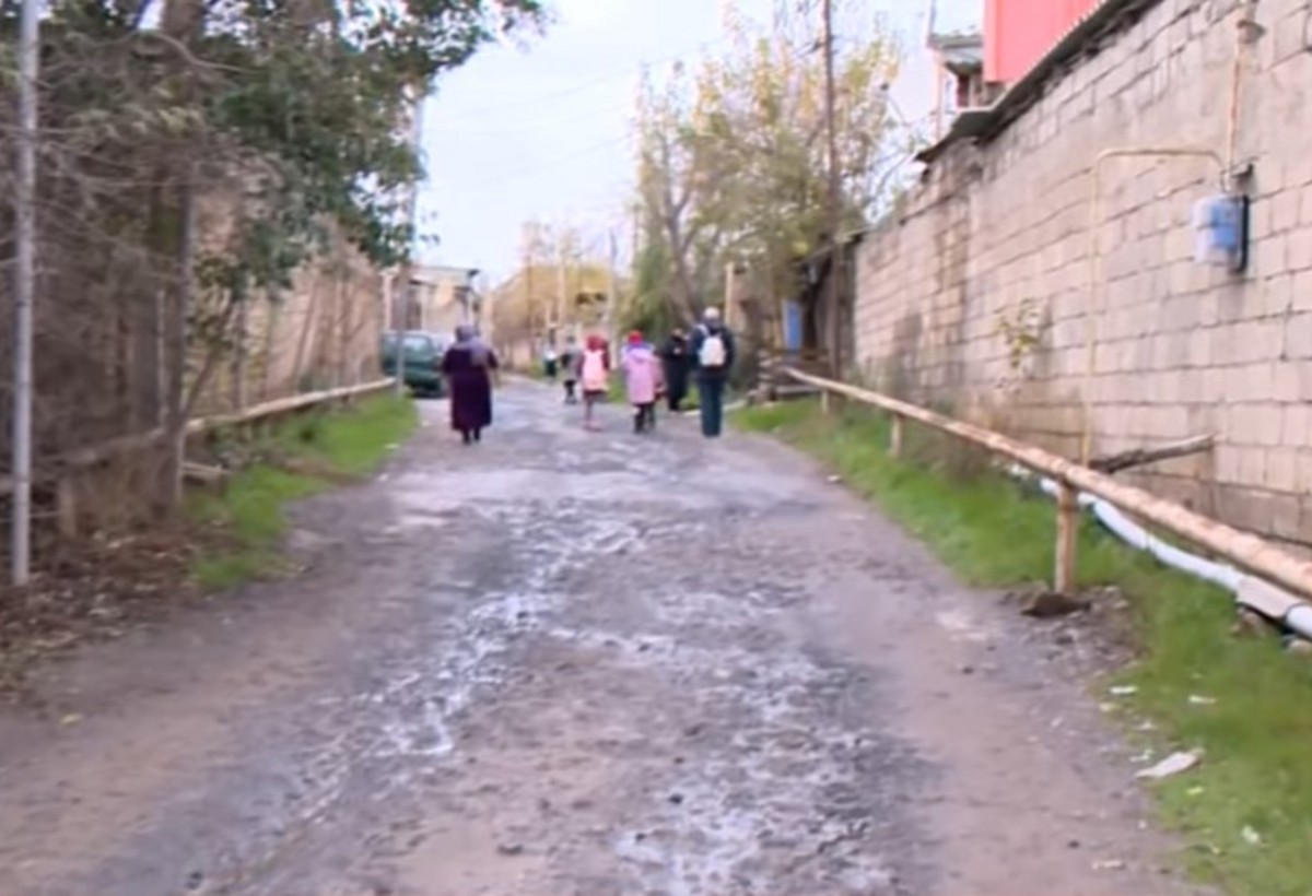 Sabunçunun 45 ildir təmir olunmayan qəsəbə yolu - VİDEO
