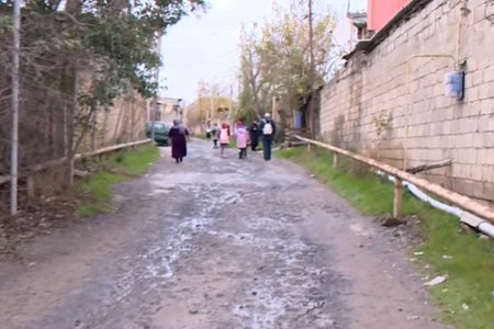 Sabunçunun 45 ildir təmir olunmayan qəsəbə yolu - VİDEO